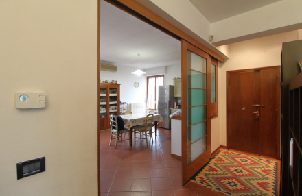 Porzione di edificio comprendente locali artigianali e abitazione