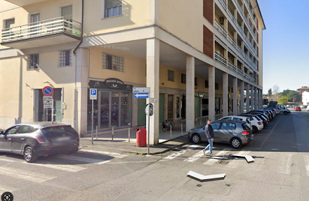 Locale commerciale con ampie vetrine e canna fumaria