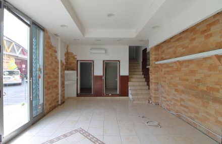 Locale commerciale con canna fumaria ed ampie vetrine